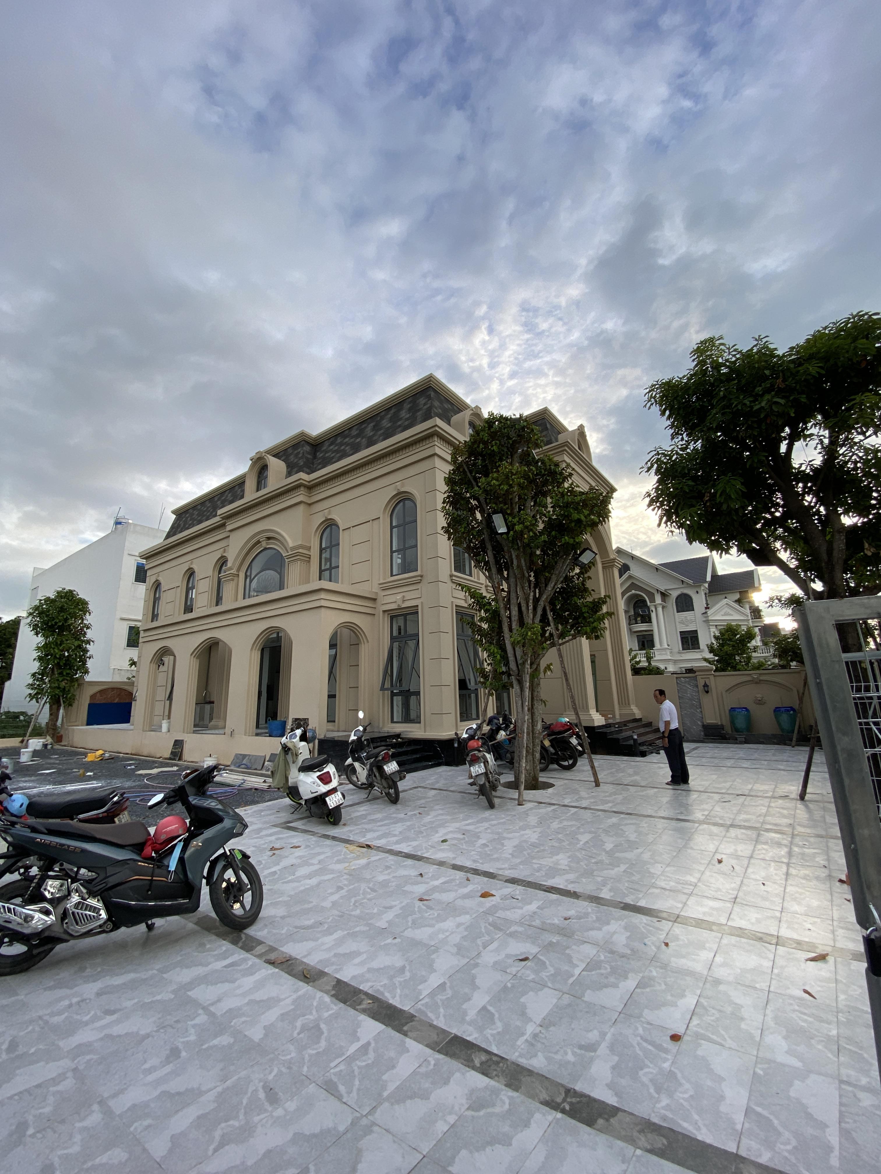 BIỆT THỰ NHÀ CHỊ CÚC